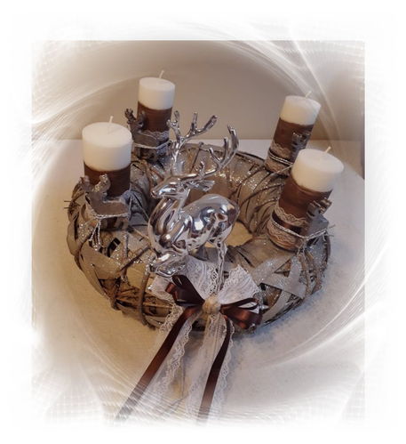 Adventskranz rund braun/Silber Göße ca. 35cm Kerzen weiß/braun mit Hirsch aus Wac
